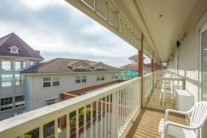 ルーム クイーンベッド 2 台 バルコニー | デスク、ノートパソコン用作業スペース、遮光カーテン、アイロン / アイロン台
