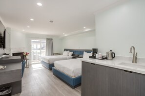 Room, 2 Queen beds, Street view Balcony | Escritorio, espacio para trabajar con un portátil, cortinas opacas