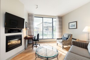 Suite, 2 habitaciones | Área de sala de estar | Televisión de pantalla plana de 40 pulgadas con canales por cable 