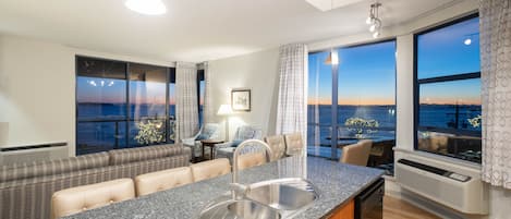 Suite, 1 slaapkamer, bubbelbad | Woonruimte | Een 40-inch flatscreentelevisie met kabelzenders en televisie