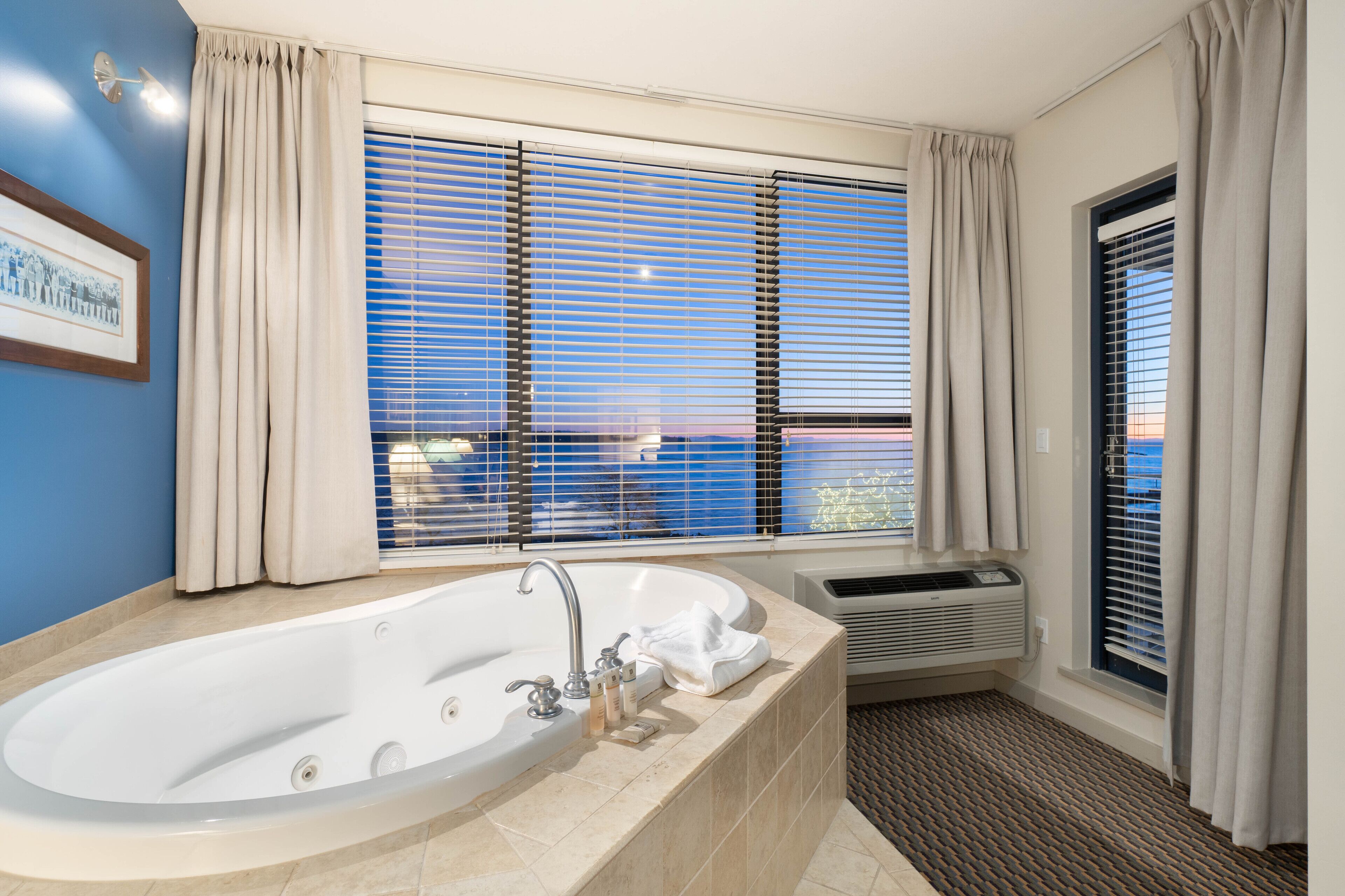 suite, 1 bedroom, jetted tub | jetted bathtub
