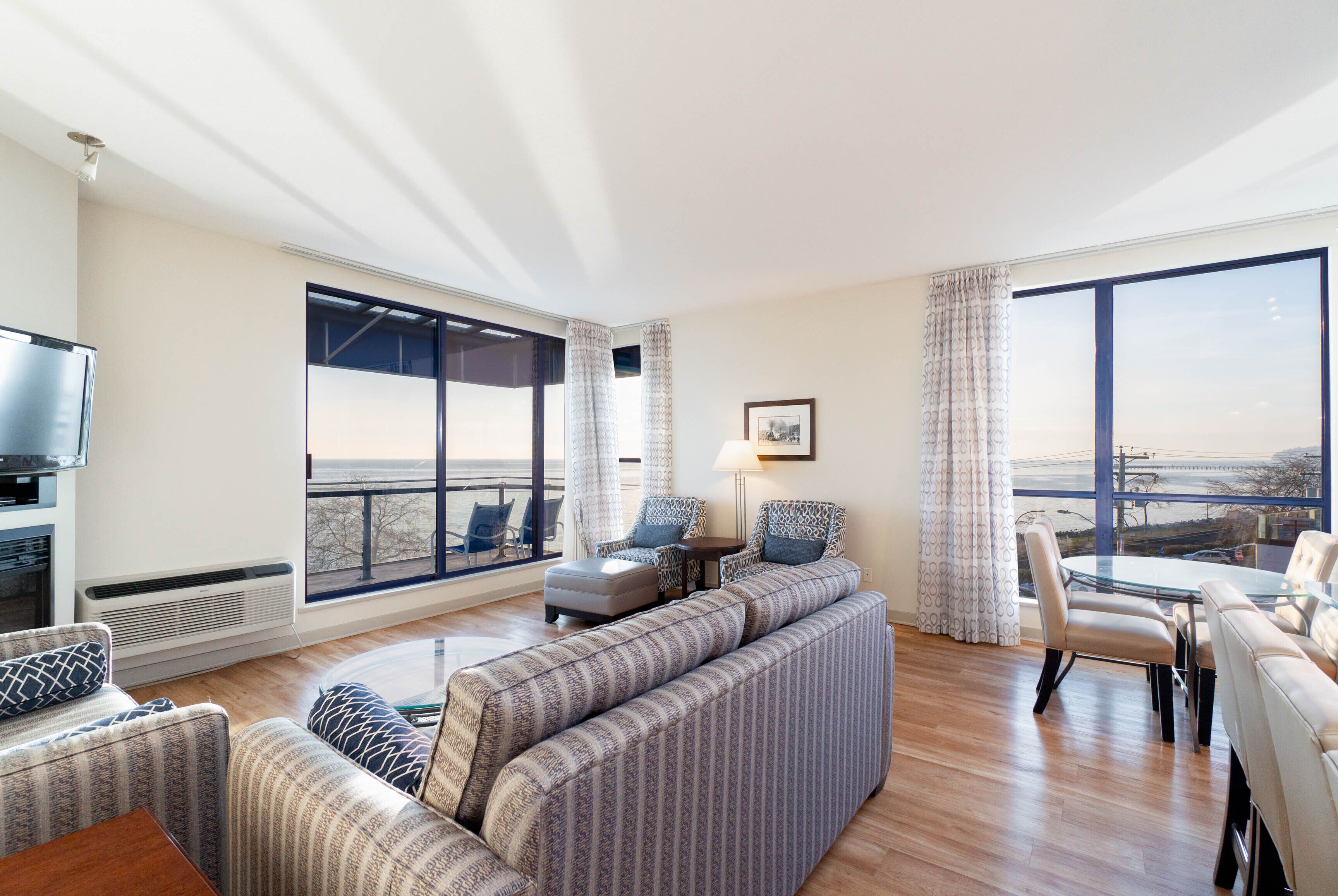 Suite, 1 habitación, bañera de hidromasaje | Sala de estar | Televisión de pantalla plana de 40 pulgadas con canales por cable