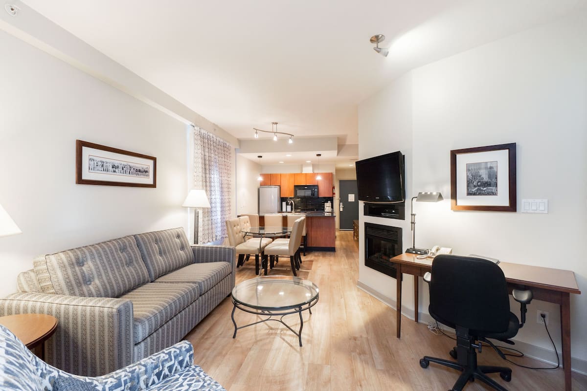 Deluxe Suite, 1 Bedroom | Egyptian cotton sheets, premium bedding, down comforters, pillowtop beds
