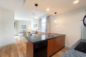 Suite Deluxe, 1 habitación | Cocina privada | Refrigerador y cafetera y tetera