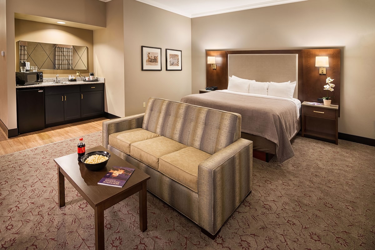 Suite, 1 King-Bett, Nichtraucher, Kühlschrank und Mikrowelle | Zimmersafe, Schreibtisch, Bügeleisen/Bügelbrett