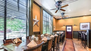 Un restaurant décoré d’une grande étoile, doté d’un ventilateur de plafond et offrant une vue sur la verdure environnante.