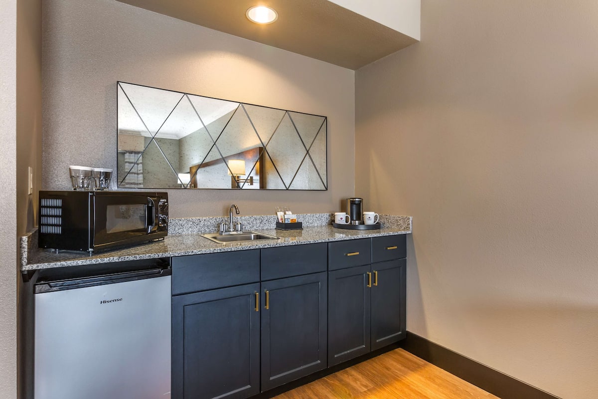 Suite, 1 King-Bett, Nichtraucher, Kühlschrank und Mikrowelle | Zimmersafe, Schreibtisch, Bügeleisen/Bügelbrett