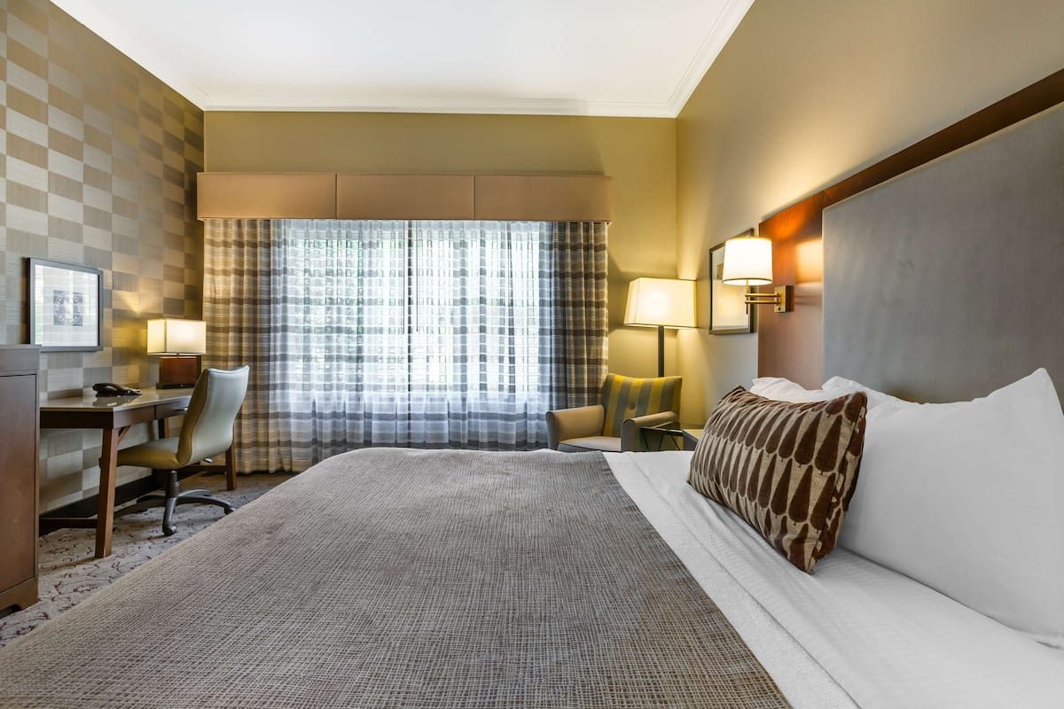 Zimmersafe, Schreibtisch, Bügeleisen/Bügelbrett