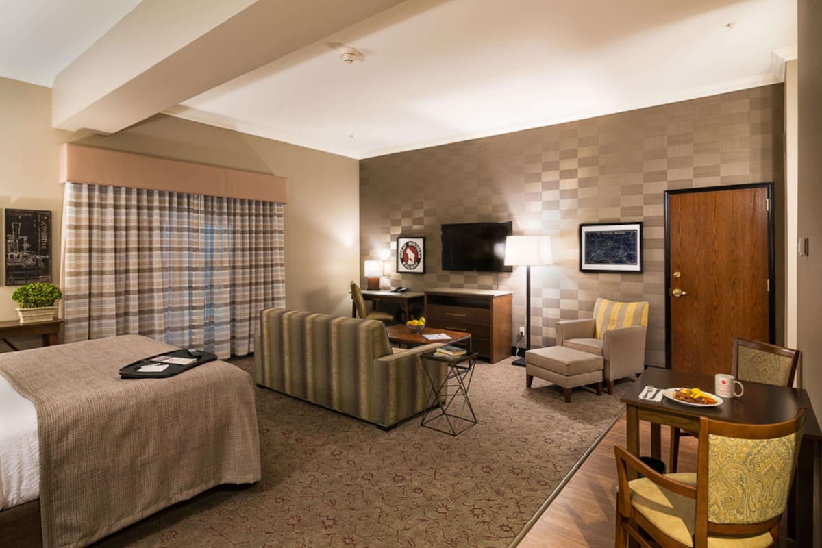 Suite, 1 King-Bett, Kühlschrank und Mikrowelle, Poolseite (1st Floor) | Zimmersafe, Schreibtisch, Bügeleisen/Bügelbrett