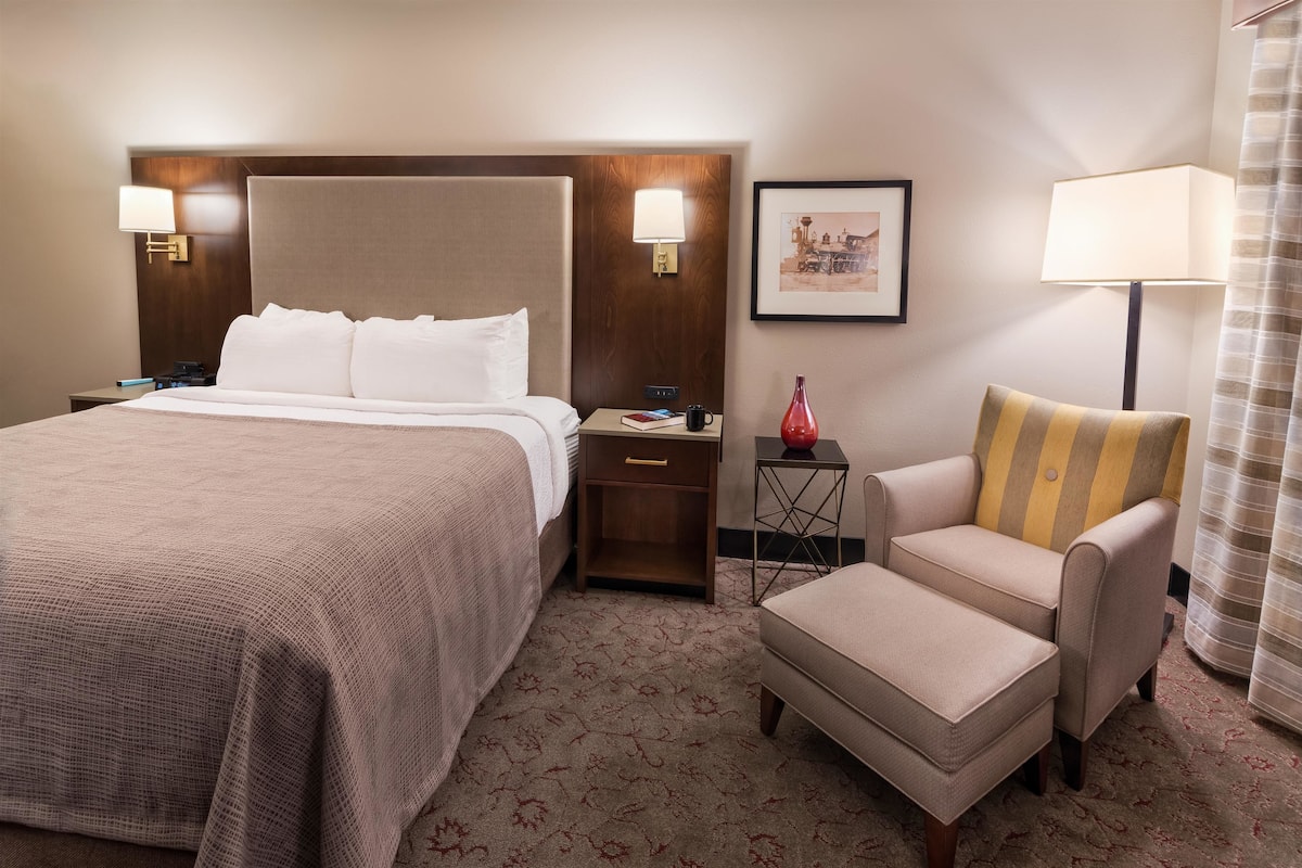 Zimmersafe, Schreibtisch, Bügeleisen/Bügelbrett