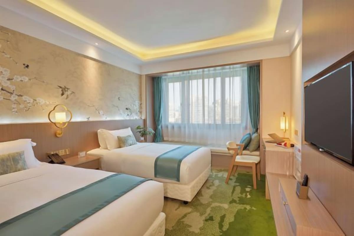 1 bedroom, in-room safe, desk, blackout curtains
