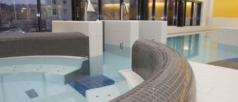 4 inomhuspooler och 2 utomhuspooler