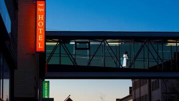 Vista frontal de la propiedad por la tarde o noche