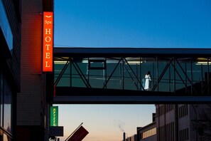 Fassade der Unterkunft – Abend/Nacht