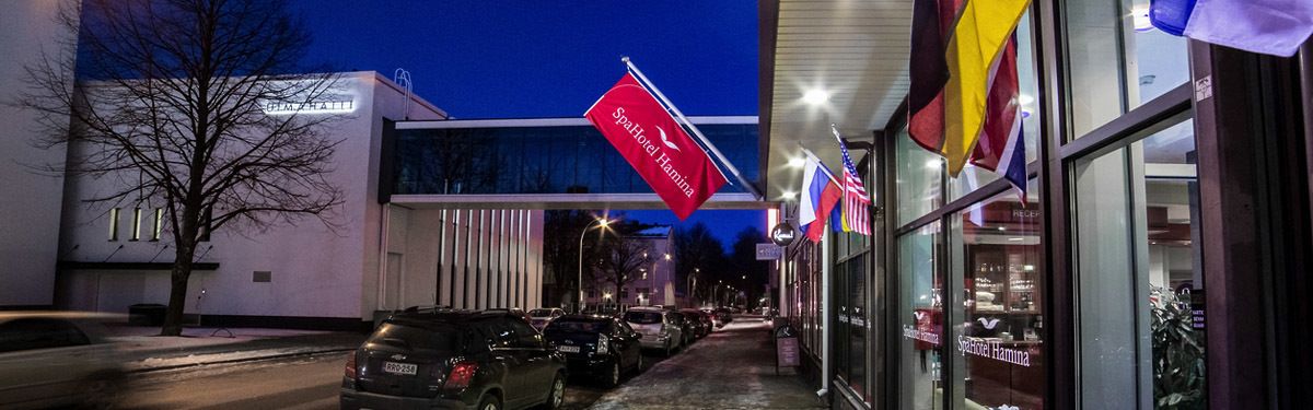 Un bâtiment sur lequel on peut lire l’inscription « Spa et centre de remise en forme », et qui est orné de plusieurs drapeaux, dont le drapeau américain.