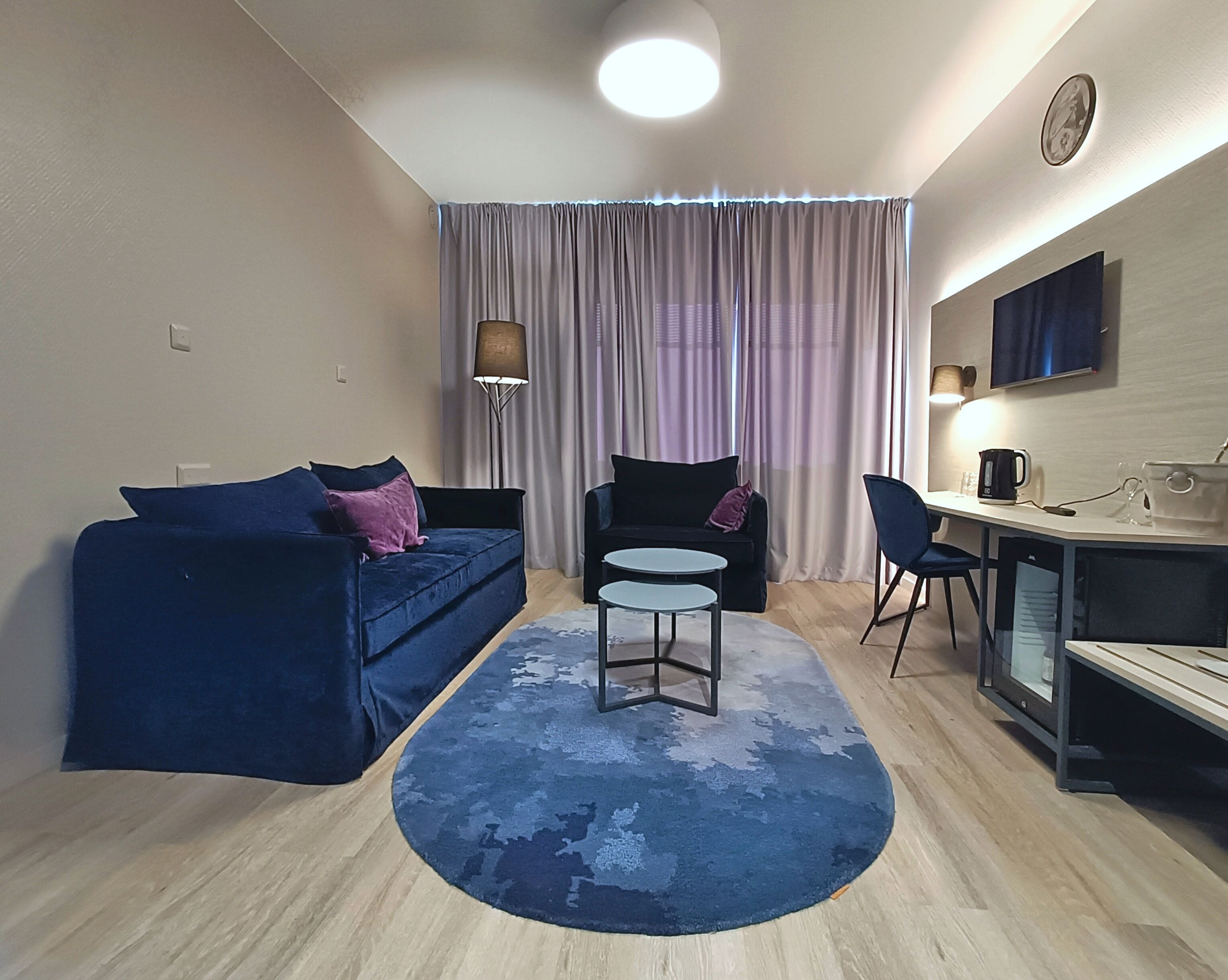 Superior suite | Woonruimte | Een 24-inch flatscreentelevisie met satellietzenders en een televisie