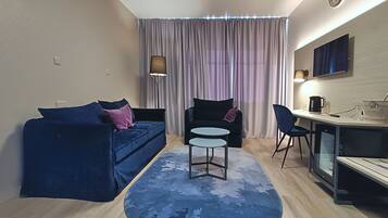 Superior suite | Woonruimte | Een 24-inch flatscreentelevisie met satellietzenders en een televisie