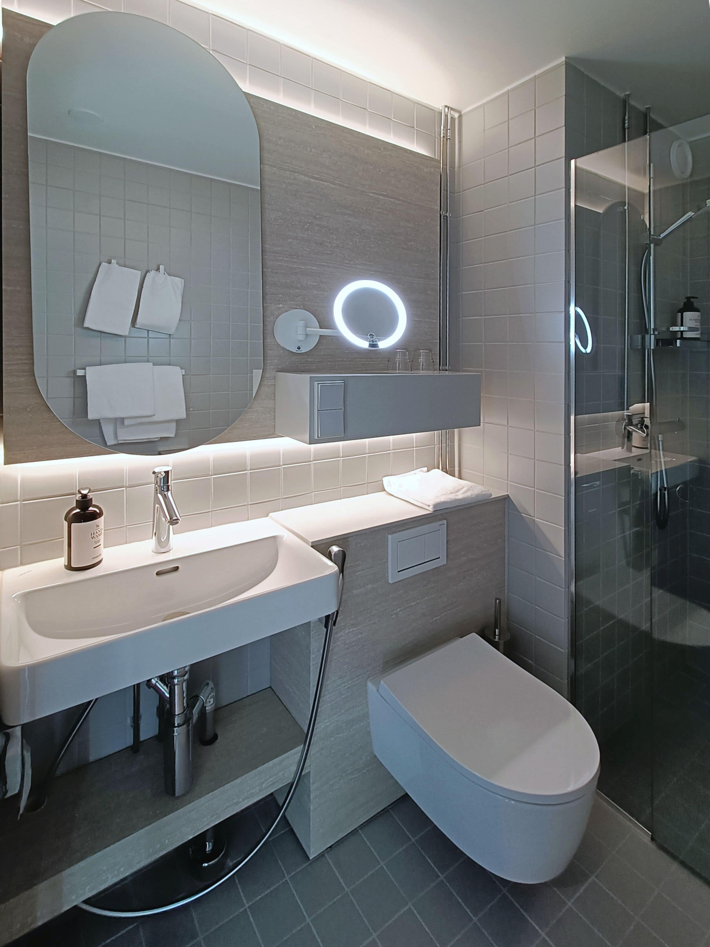 Superior Twin Room | Bathroom | Shower, hair dryer, bidet, towels