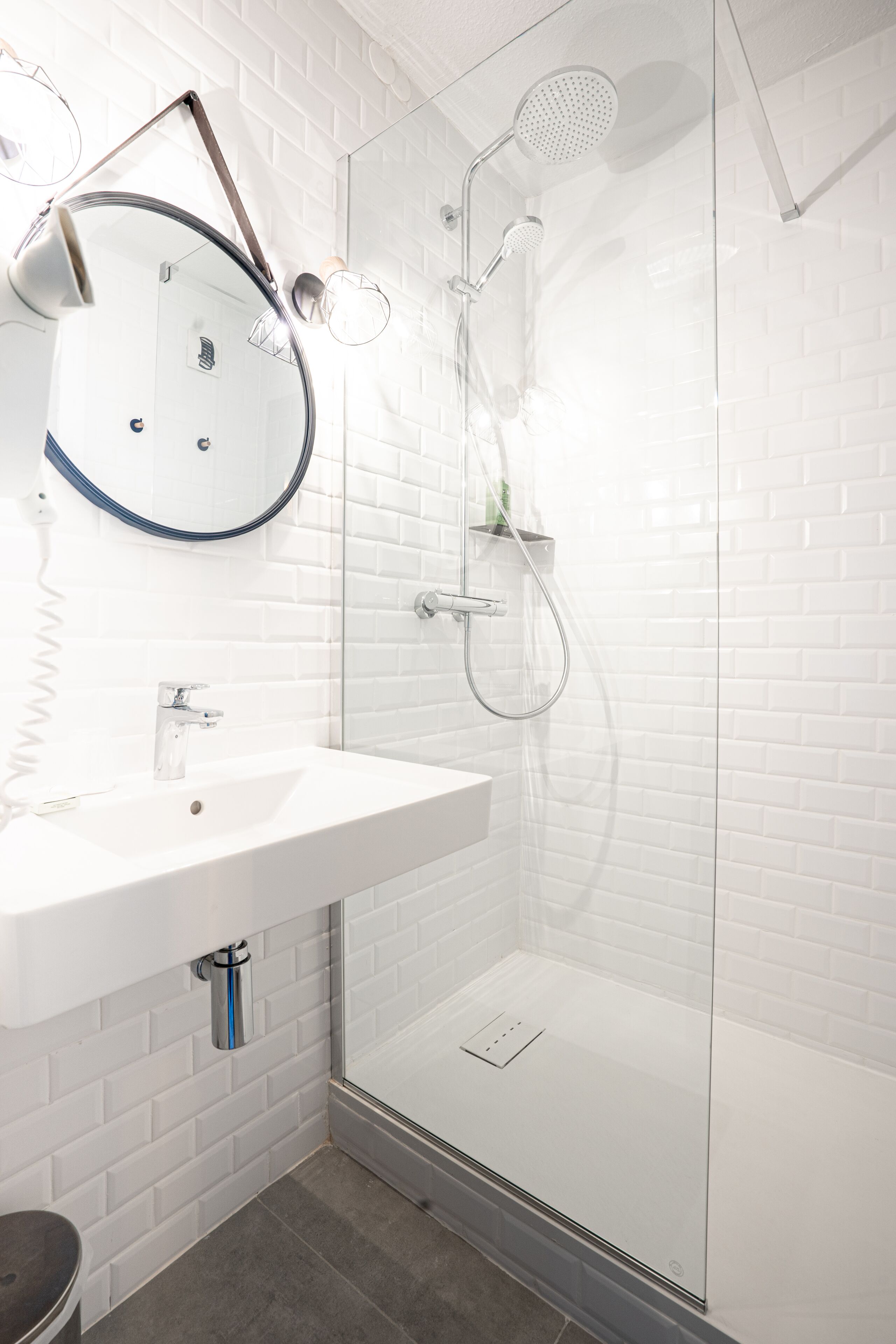 combined shower/bathtub, free toiletries, hair dryer, towels