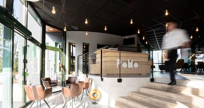 PoMo Hotel & Restaurant