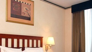 مكتب ومساحة عمل للكمبيوتر المحمول وواي فاي مجانًا ومُنبهات