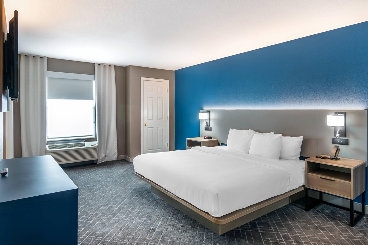Suite, Non Smoking, Hot Tub | Hypo-allergenic bedding, desk, laptop workspace, blackout curtains