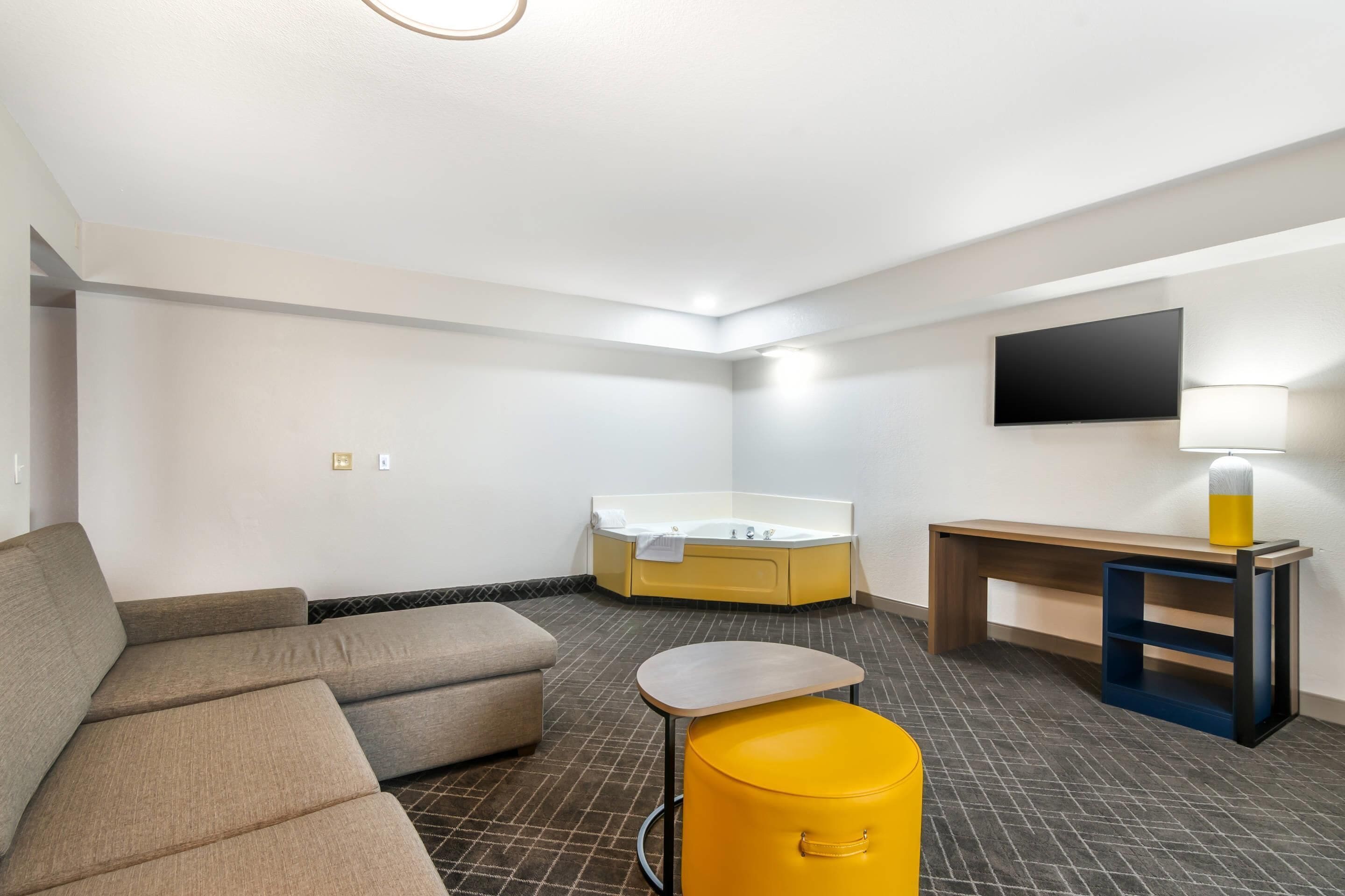 suite, non smoking, hot tub | hypo-allergenic bedding, desk, laptop workspace, blackout curtains