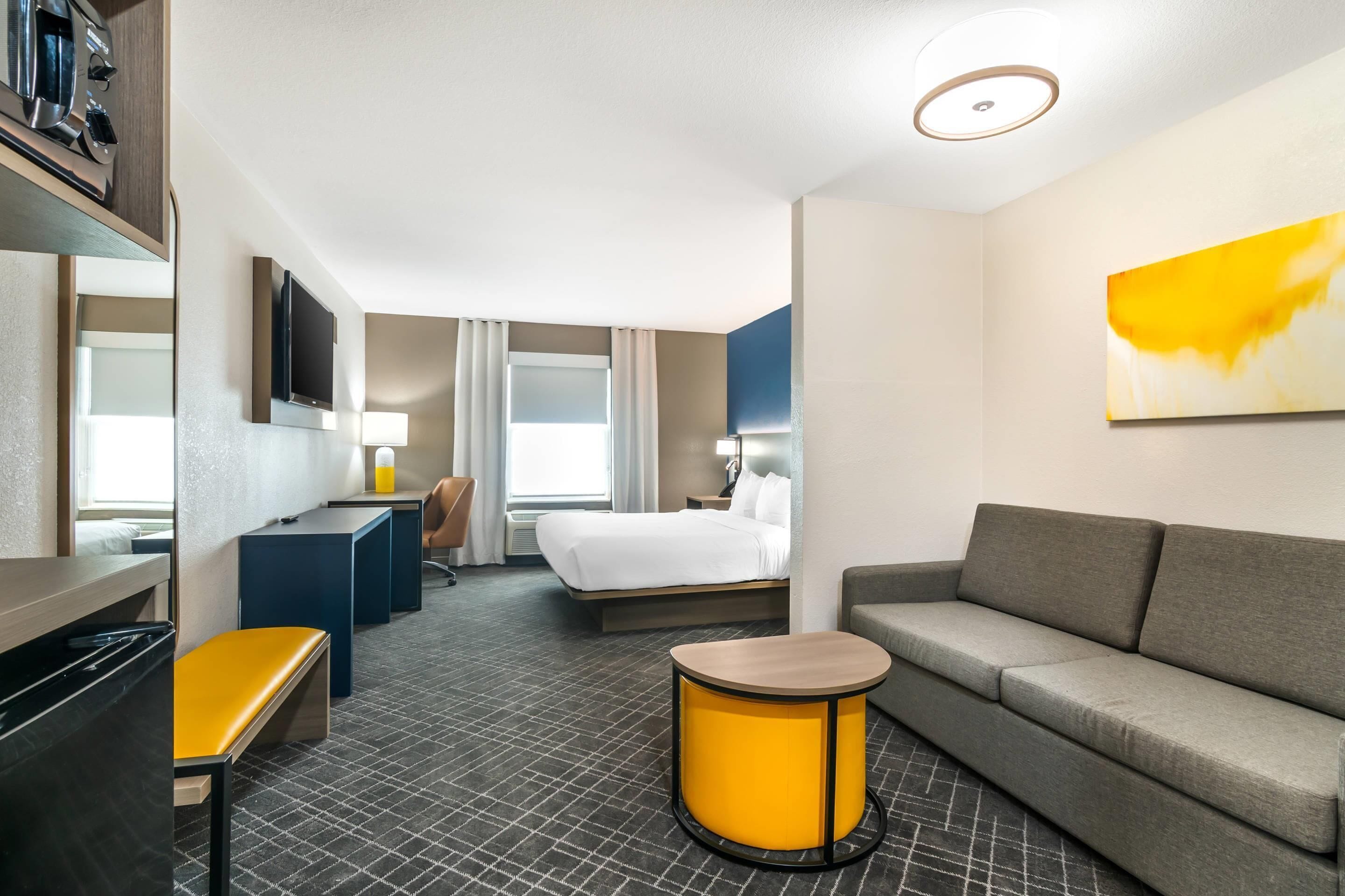 suite, non smoking | hypo-allergenic bedding, desk, laptop workspace, blackout curtains