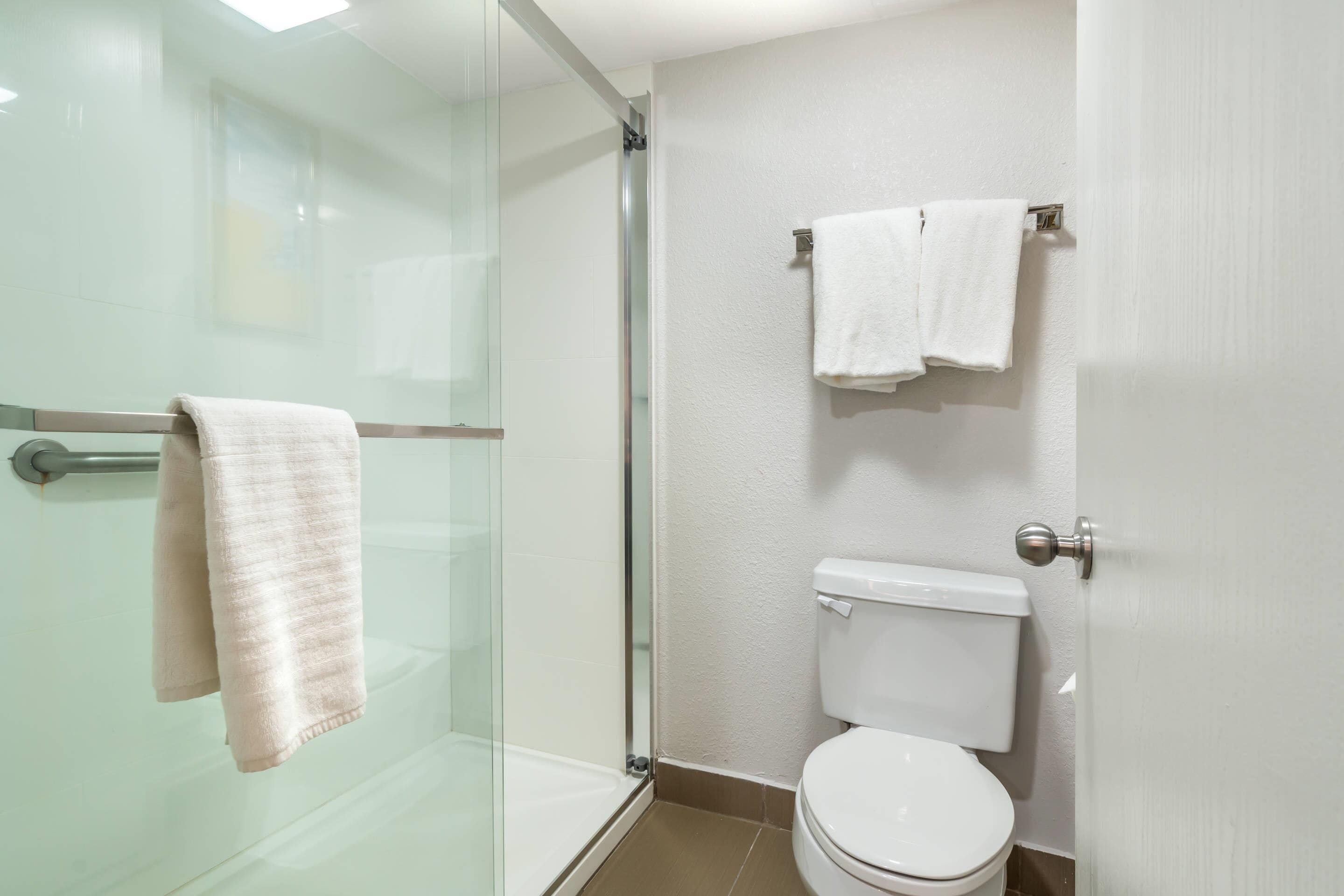 business room, 1 king bed, non smoking | hypo-allergenic bedding, desk, laptop workspace, blackout curtains