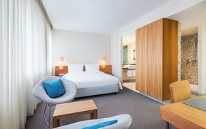 Caja fuerte, escritorio, espacio para trabajar con un portátil