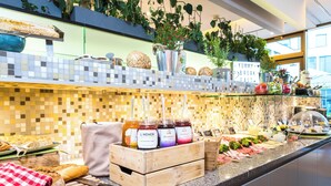 Daily buffet breakfast for a fee - Lindner Hotel Berlin Ku’damm, part of JdV by Hyatt (Berlin)