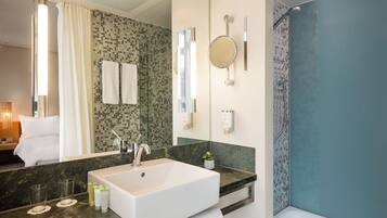 Suihku, ympäristöystävälliset hygieniatuotteet, hiustenkuivaaja