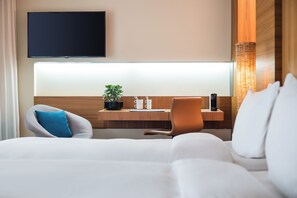 Hypo-allergenic bedding, minibar, desk, laptop workspace
