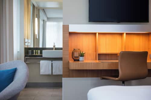 Habitación, 1 cama de matrimonio, balcón | Caja fuerte, escritorio, espacio para trabajar con un portátil