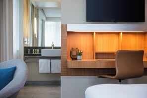 Huone, 1 keskisuuri parisänky, parveke | Tallelokero huoneessa, työpöytä