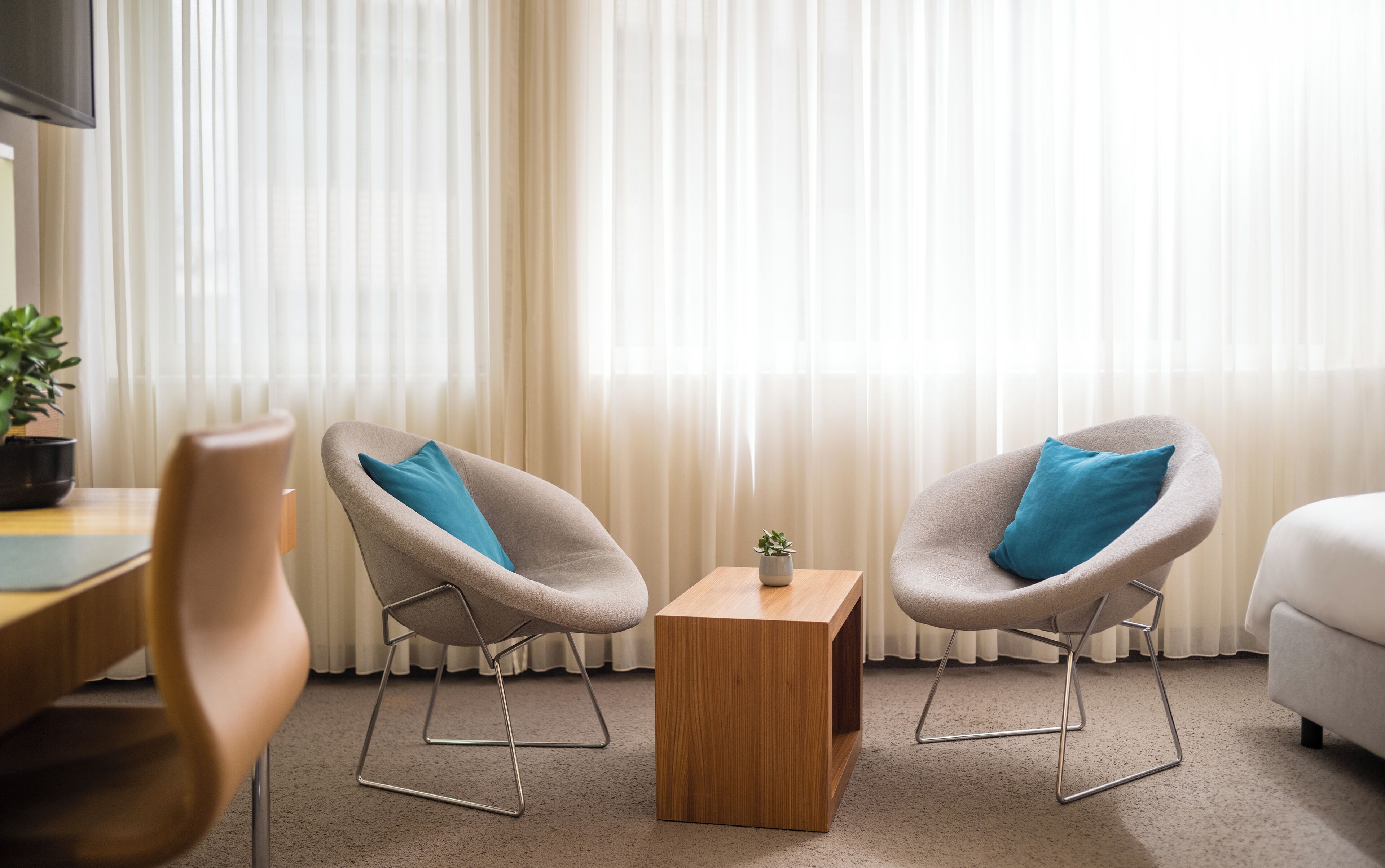 deluxe room, 1 king bed (kudamm view) | minibar, desk, laptop workspace, blackout curtains