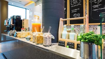 Tägliches Frühstücksbuffet (30 EUR pro Person)
