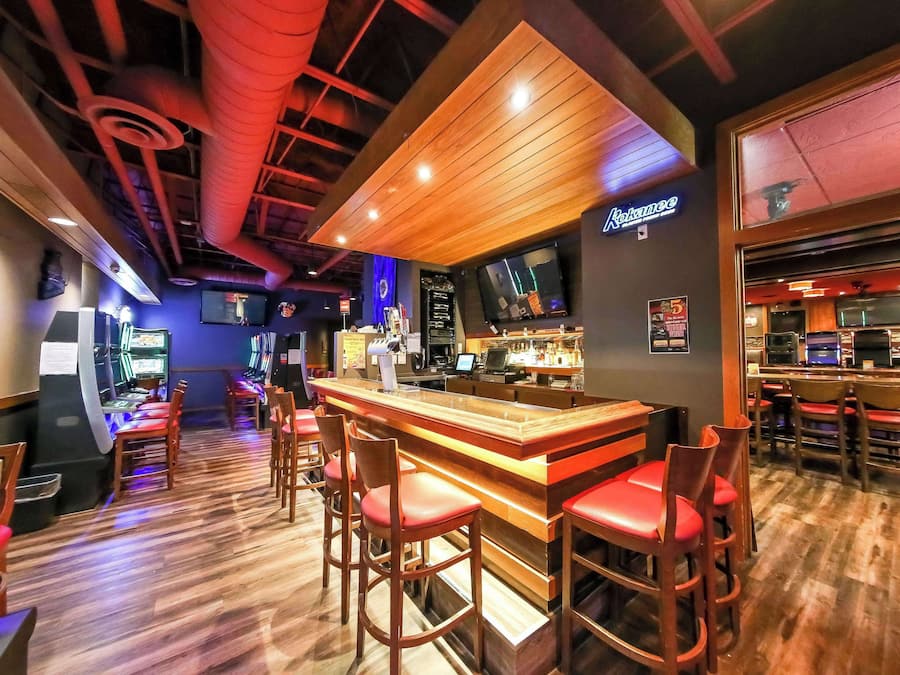 Serves breakfast, lunch and dinner