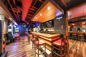 Serves breakfast, lunch, and dinner