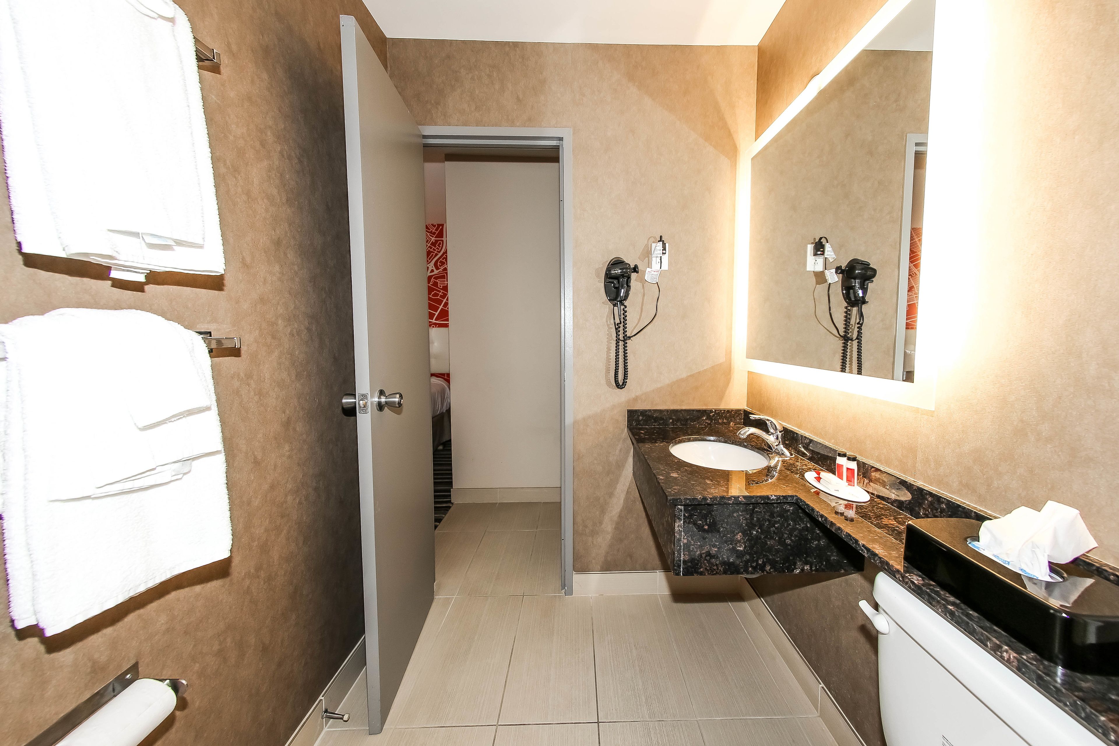 Business-Zimmer, 2 Queen-Betten, Nichtraucher (Second Floor) | Badezimmer | Duschwanne, kostenlose Toilettenartikel, Haartrockner, Handtücher
