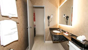 Business-Zimmer, 2 Queen-Betten, Nichtraucher (Second Floor) | Badezimmer | Duschwanne, kostenlose Toilettenartikel, Haartrockner, Handtücher