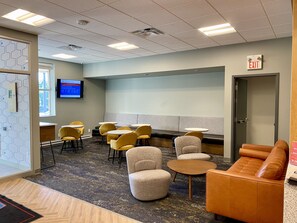 Serves breakfast, lunch and dinner