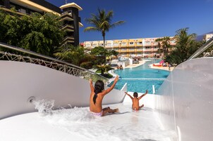 4 piscinas al aire libre, sombrillas, sillones reclinables de piscina