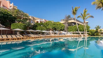 4 outdoor pools, open 10:00 AM to 6:30 PM, pool umbrellas, sun loungers