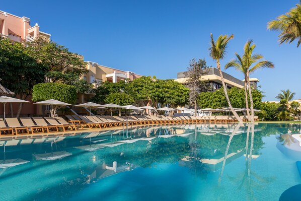 4 outdoor pools, open 10:00 AM to 6:30 PM, pool umbrellas, pool loungers