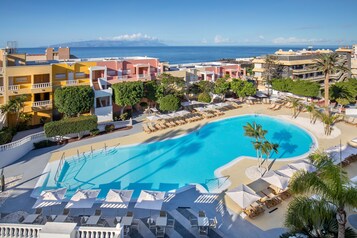 4 outdoor pools, open 10:00 AM to 6:30 PM, pool umbrellas, pool loungers