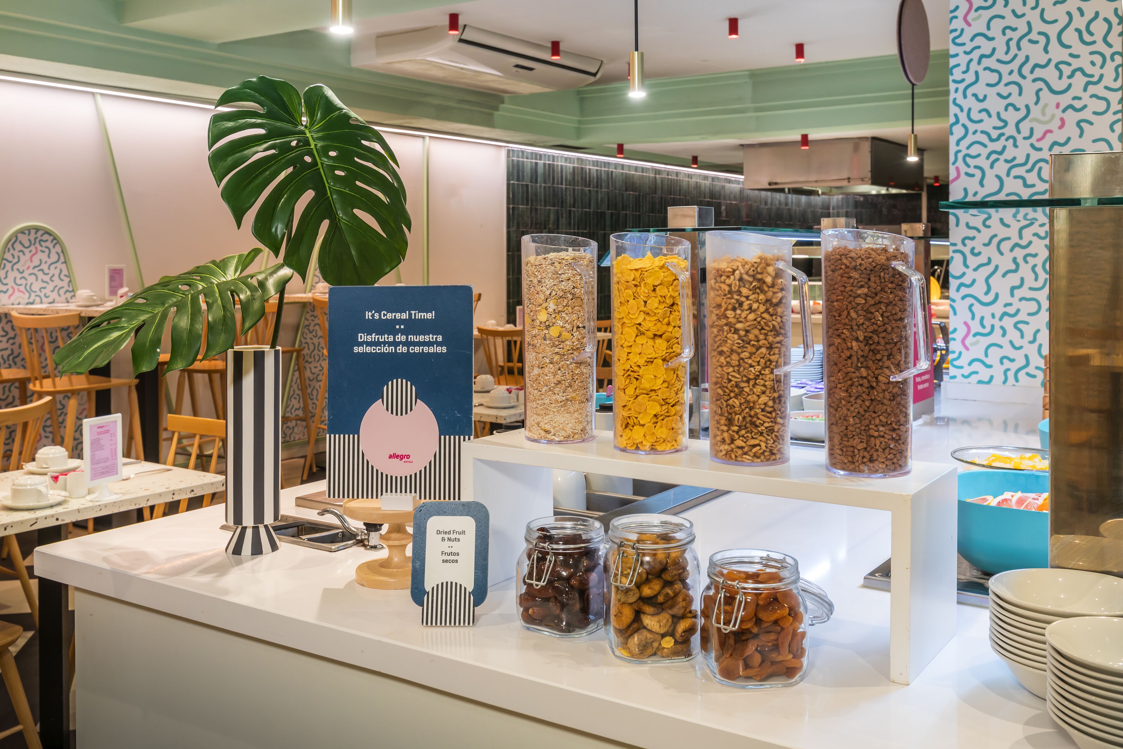 Un bufé de desayuno con diversas opciones de cereales y fruta seca.