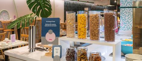 Un bufé de desayuno con diversas opciones de cereales y fruta seca.