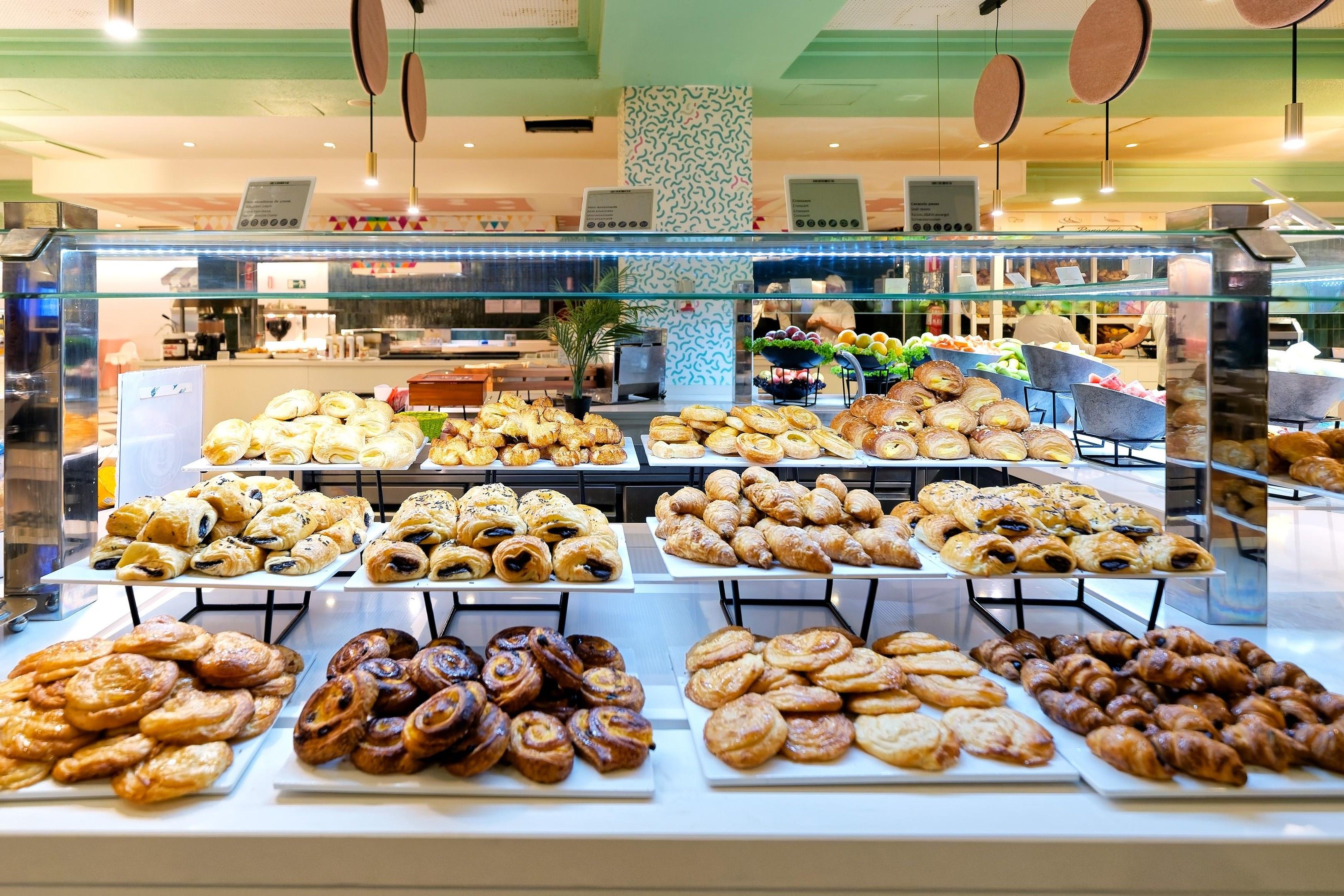 Una vetrina di pasticceria con diversi dolci e prodotti da forno.