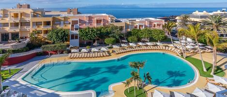 4 outdoor pools, open 10:00 AM to 6:30 PM, pool umbrellas, pool loungers